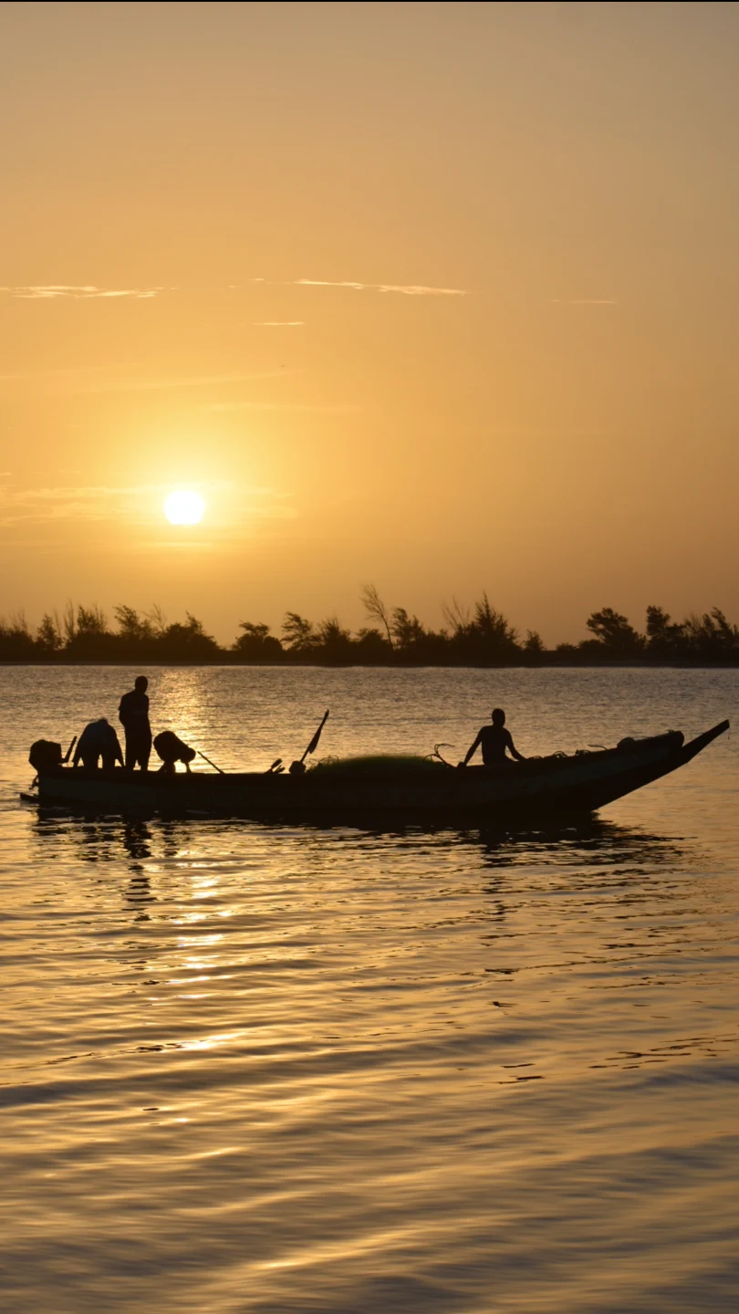 Pirogue au coucher du soleil sur la Langue de Barbarie : photographie de destination, hors des espaces de l’hôtel