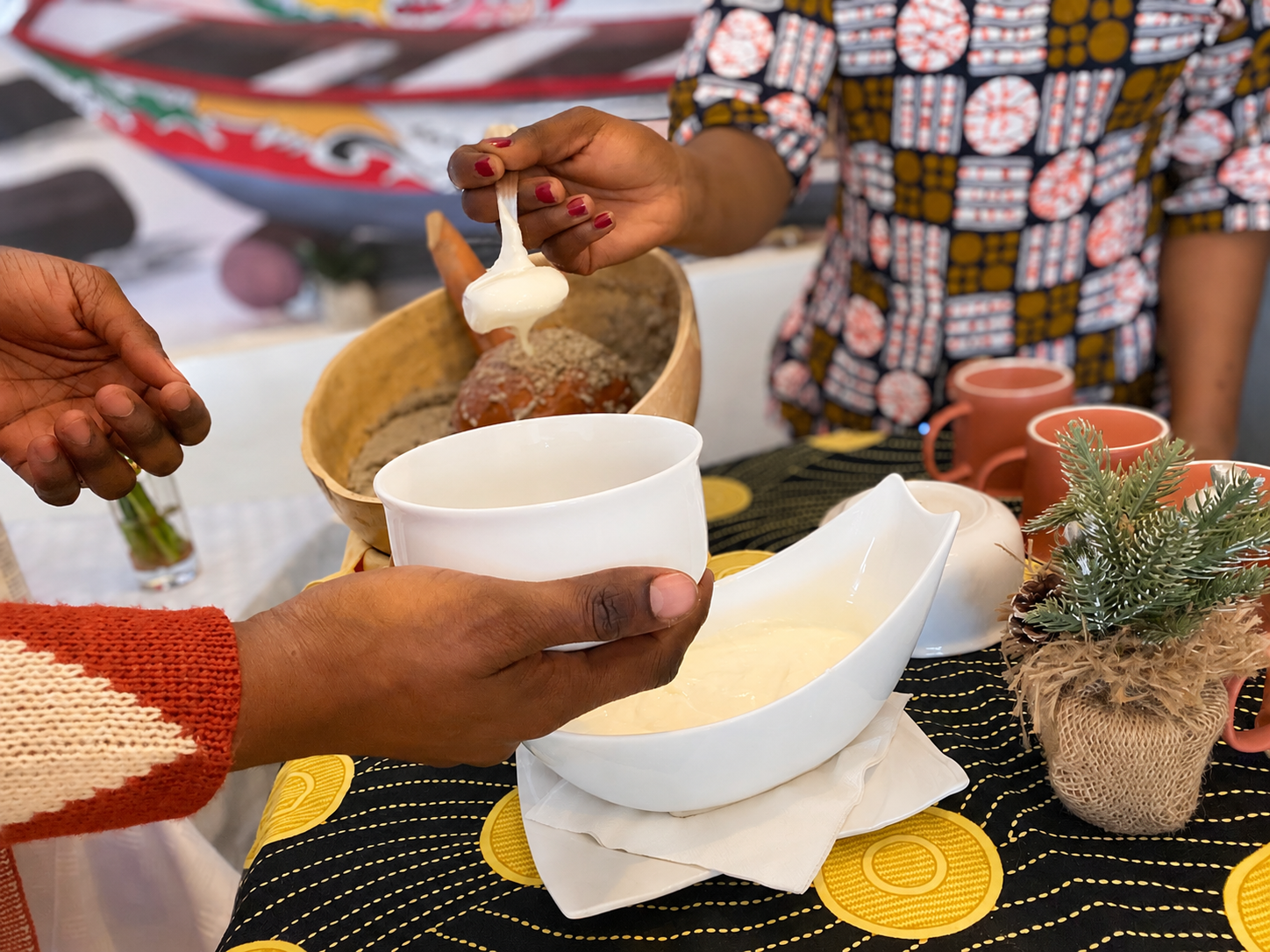 Scène authentique du service du petit-déjeuner : préparation servie à la cuillère dans un bol