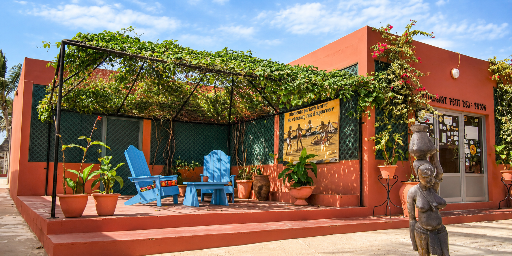 La terrasse réelle de l’Hôtel Dior, sa pergola végétalisée et ses fauteuils bleus