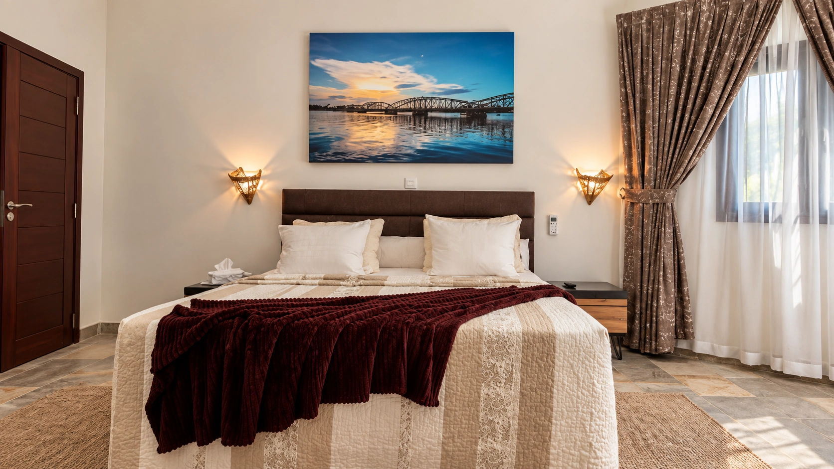 Chambre Standard réelle, avec la photographie du pont au-dessus du lit