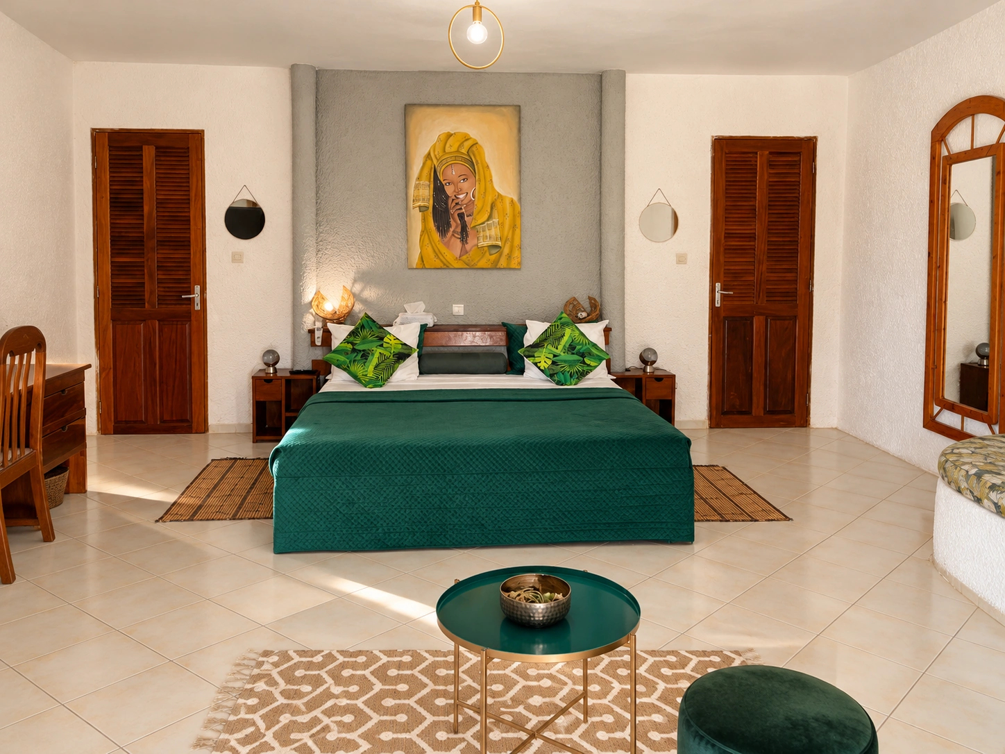 Chambre Supérieure : vue générale du lit vert et des coussins tropicaux