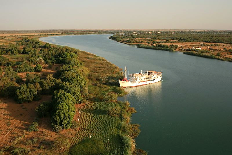 Le bateau Bou El Mogdad sur le fleuve Sénégal dans son environnement naturel