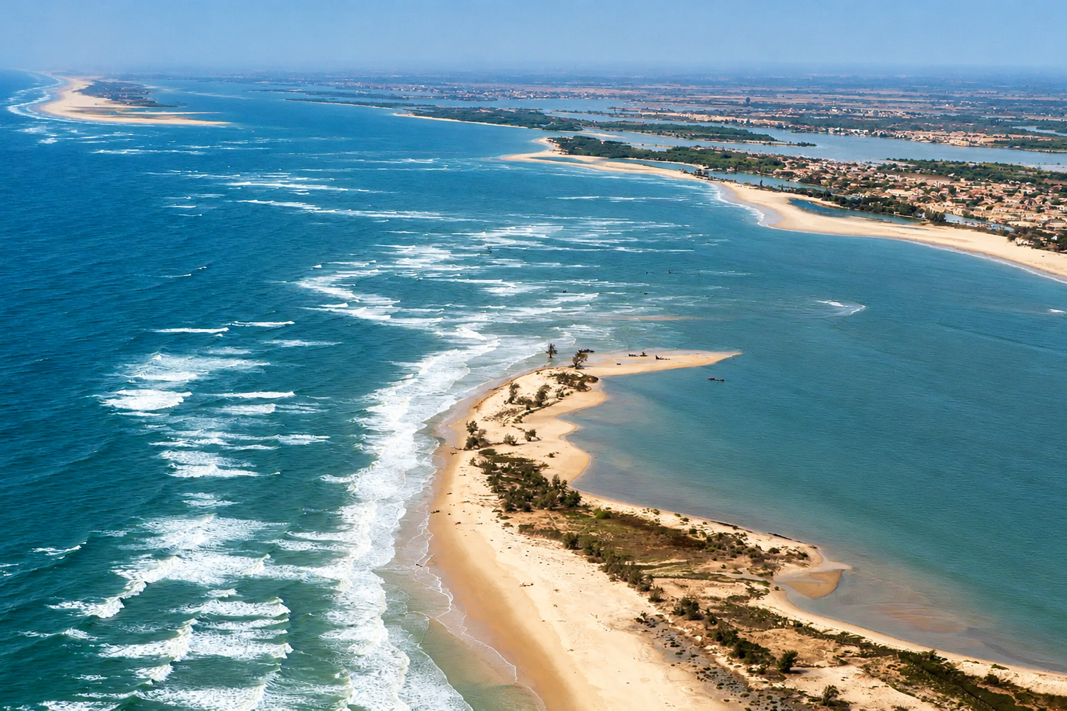 Vue aérienne fournie de l’embouchure du fleuve Sénégal, avec les bancs de sable et les vagues de l’Atlantique