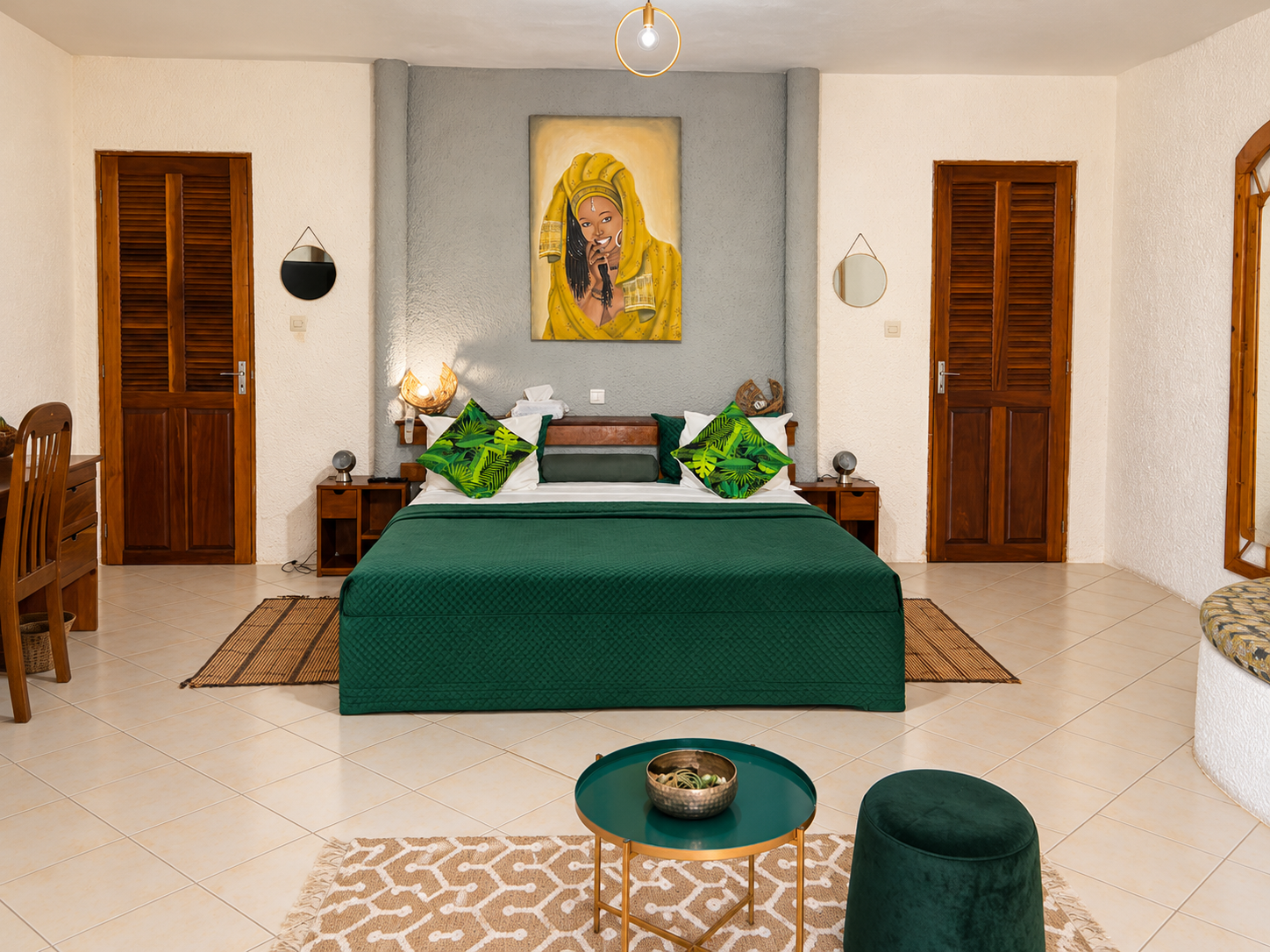 Vue d’ensemble réelle d’une Chambre Supérieure à la couverture verte et au portrait doré